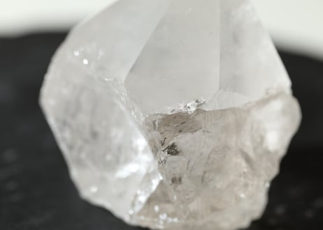 【神聖さを思い出す】虹入り クリアクォーツ ハーフポリッシュ