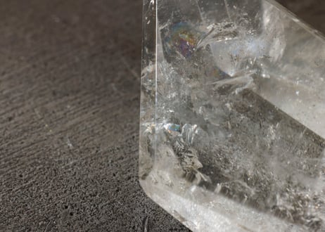 【神秘を手の中に】虹入り レムリアンクォーツ