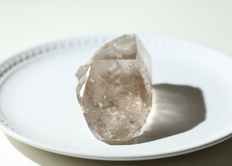 【ビジョンをかなえる】虹入り ライトスモーキークォーツ in クォーツ