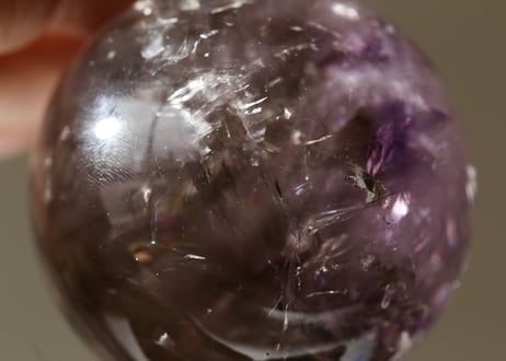 トリコロール 水晶 スフィア スワンの台座付き　【あるがままに】