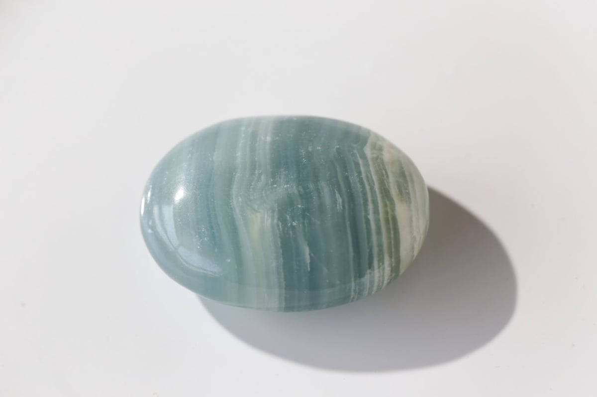 レムリアの波の色】レムリアンアクアティンカルサイト 握り石 | Y.S.Y24