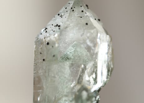 【圧倒的な浄化】マニハール産 水晶  クローライト&ファントム入り