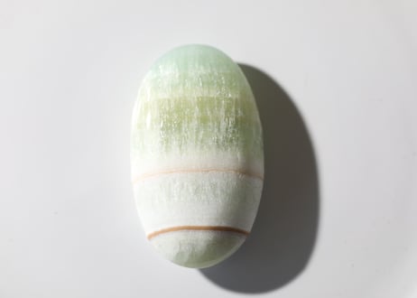 【juicy melon】ピスタチオカルサイト 握り石