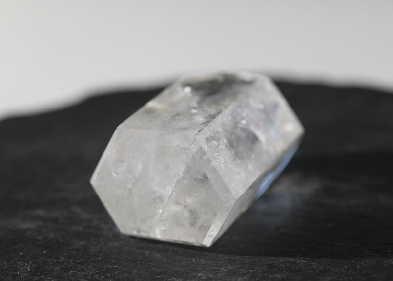 美しい意図を放つ人】トカンティンス産 虹入りクリアクォーツ ポイント