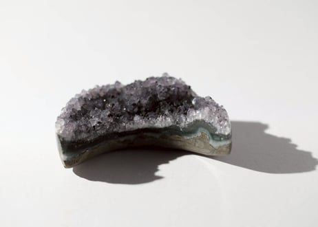 【宇宙の結晶】アメジスト クラスターの月 台座付き