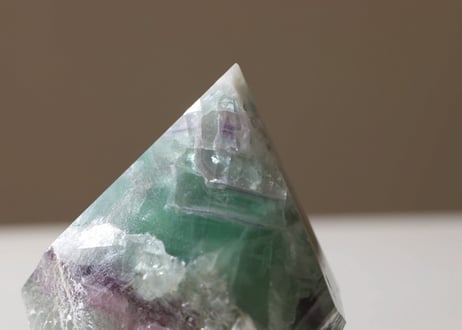 【洗練された生命】虹入り フローライト ハーフポリッシュ