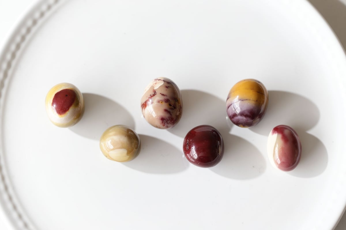 天然ムーカイトジャスパー　球体置物 木製台座付き 天然ムーカイトジャスパー 球体置物 木製台座付き ムーカイト