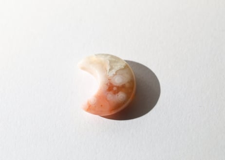【思いやりを持つ】チェリーブロッサムアゲートのかわいい月