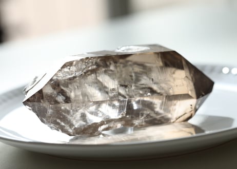 【湖のほとり】ア・ヌーヴ産 虹入りスイススモーキークォーツ 原石ポイント