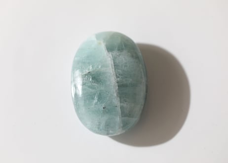 【心を癒す】虹入り アクアマリンの小さな握り石