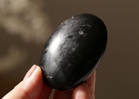 ブラックトルマリンの握り石　【つながり】