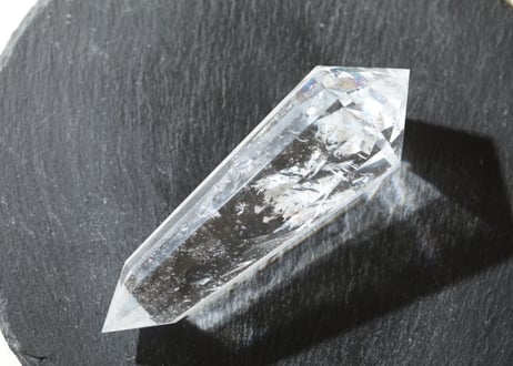 【いにしえの魔法】虹入り レムリアンクォーツ ヴォーゲルワンド 12面カット