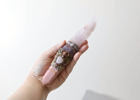 葉月ゆうによる技封入❣️【超越した幸運/良いカルマ/フロー】〈リメイク〉アメジスト＆アゲートの羽根とピンクオパールのバラのワンド ※イベントクーポン使用不可