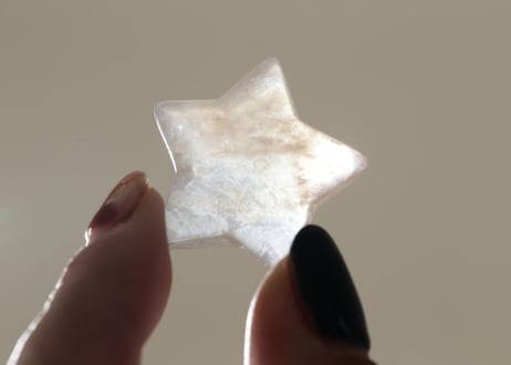 【地球の優しさ】ヘマタイトインクォーツ 月と星