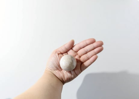 【女性性を開花する】ムーンストーン スフィア 台座付き