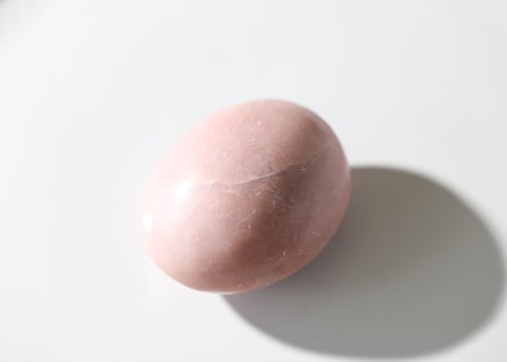 【まあるい愛の中へ】ピンクオパール 握り石