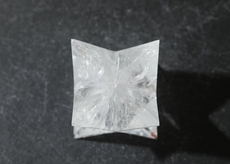 ヘマタイト入りクリアクォーツ マカバ