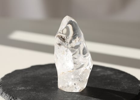 【静かさに燃える】虹入り クリアクォーツ ファイヤーフォルム