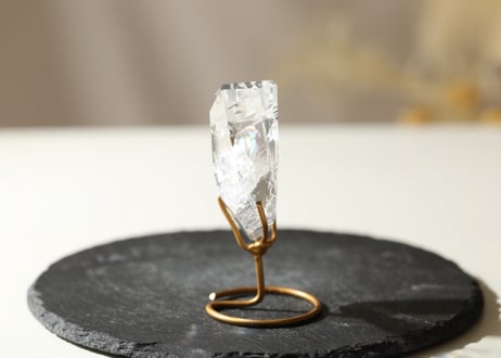 【ハイクオリティ】虹入り レムリアンシード 磨き 台座付き