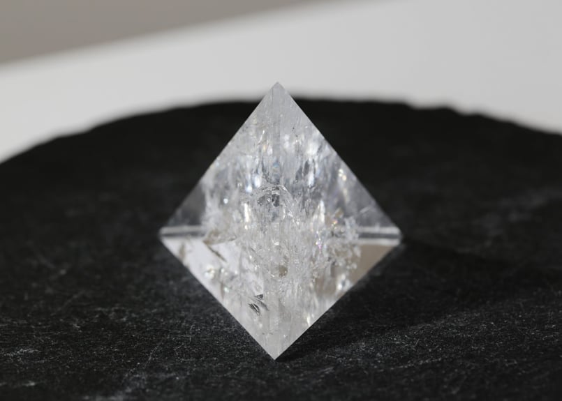 創造の源】ブラジル産 虹入りクリアクォーツ 正四面体 | Y.S.Y24