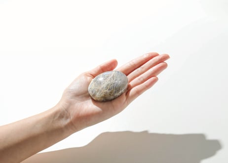 大技封入❣️【虚空蔵菩薩から智慧を授かる】ムーンストーン 握り石 ※イベントクーポン使用不可