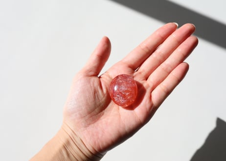 【楽しく元気に】虹入り ヘマタイトインクォーツ タンブル