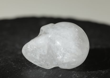 【悟る人】虹入り クリアクォーツ スカル