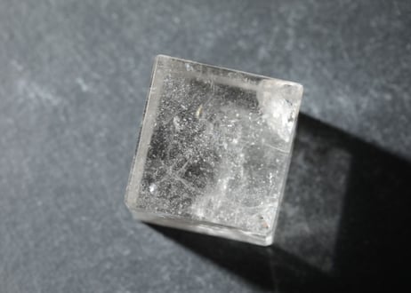 【内なるあなたへ】ブラジル産 虹入りクリアクォーツ キューブ