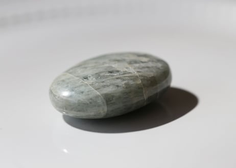 【風になる】アクアマリン 小さな握り石