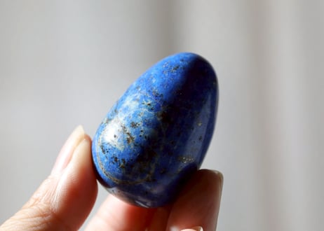 【古代からの光授かる】ラピスラズリ たまご 台座付き