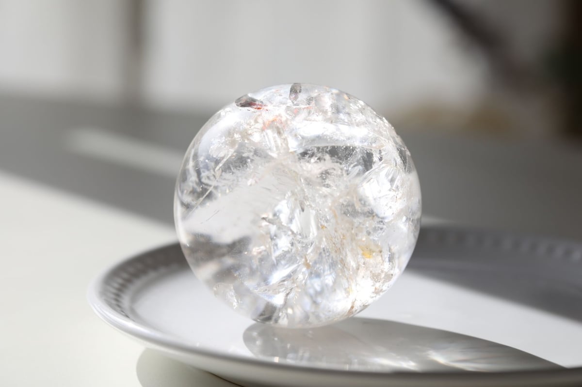 虹色の泉】トカンティンス産 虹入りクリアクォーツスフィア ヘマタイト