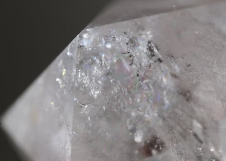 【瞑想のかたち】ブラジル産 虹入りクリアクォーツ イコサヒドロン