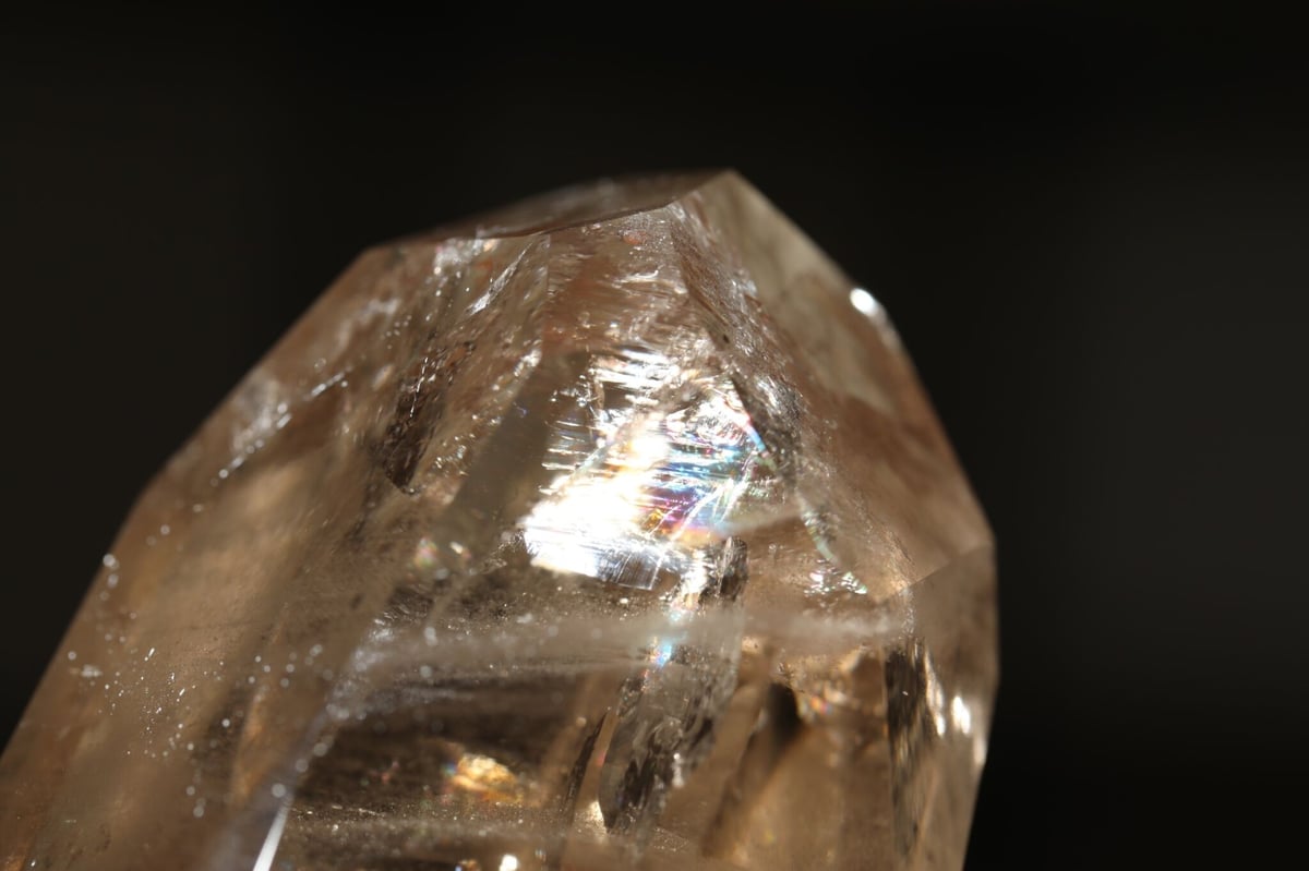 スモーキークォーツ全面虹フリーフォーム6.8㎝アイリスクォーツガーデン