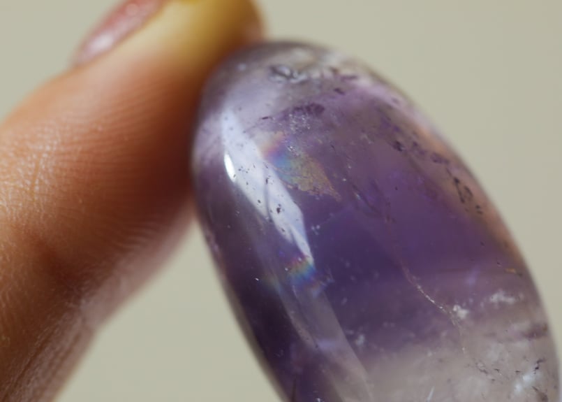 慈愛】虹入り バイカラーアメジスト タンブル | Y.S.Y24