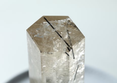【神聖なる光の柱】虹入りスモーキーブラックトルマリンインクォーツ
