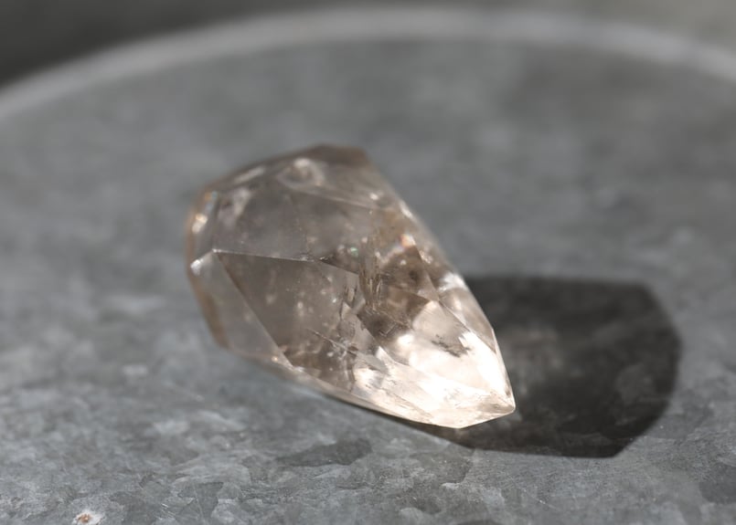 light magic】虹入り ライトスモーキークォーツ 宝石カット 台座付き