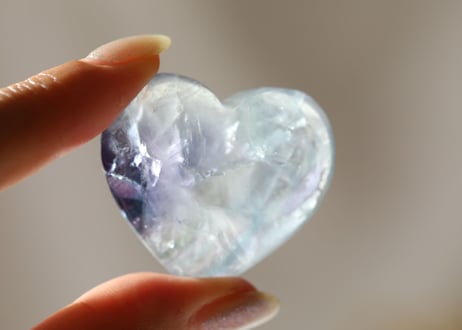 【永遠に広がる海】虹入り ブルーフローライト ハート