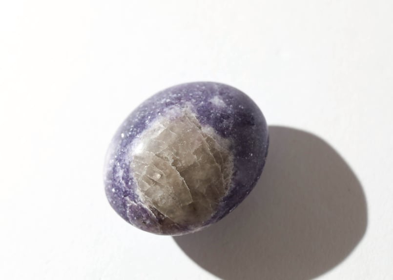 大技封入❣️【虚空蔵菩薩から智慧を授かる】レピドライト 握り石