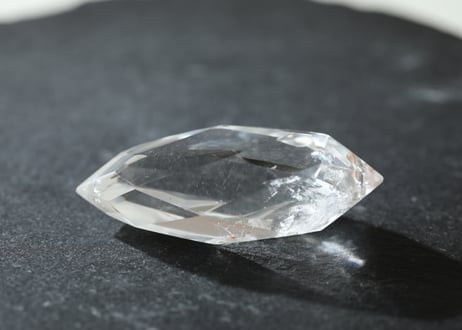 【魔女の叡智】クリアクォーツ 宝石カット 台座付き