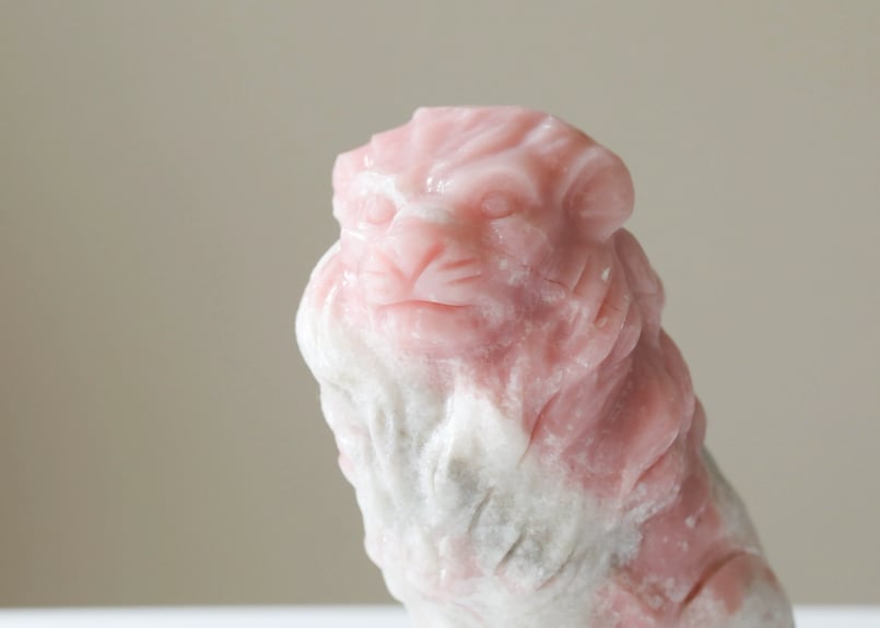 天然石　ライオン　ピンクオパール 悟りのシッディ入り】ピンクオパール 大きなライオン | Y.S.Y24