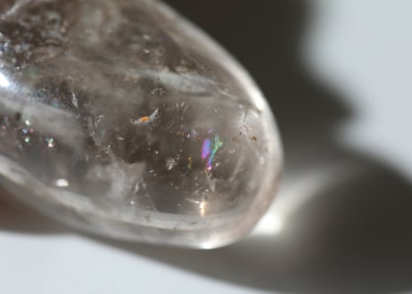 【光のおまもり】虹入り ライトスモーキークォーツ タンブル