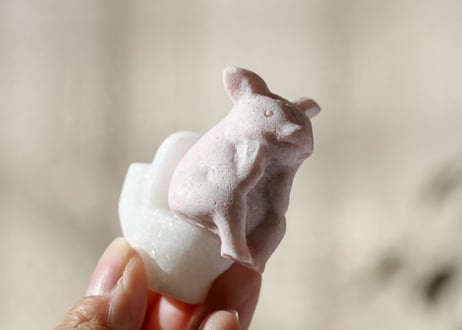 【親愛】ピンクオパールの考えるぶたとホワイト翡翠のトイレ（1個）
