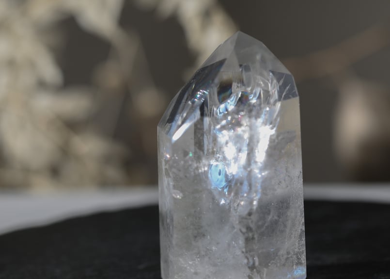 美しい意図を放つ人】トカンティンス産 虹入りクリアクォーツ ポイント