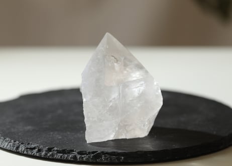 【神聖さを思い出す】虹入り クリアクォーツ ハーフポリッシュ