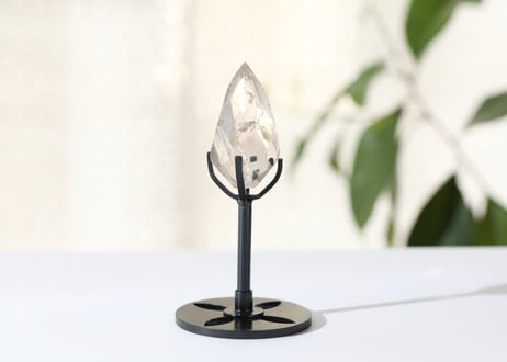 【light magic】虹入り ライトスモーキークォーツ 宝石カット 台座付き