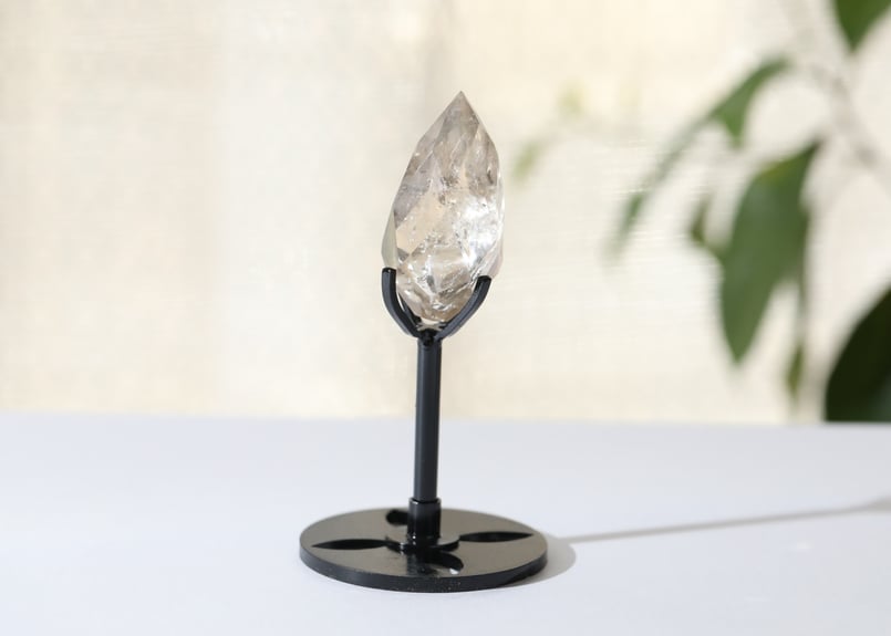 light magic】虹入り ライトスモーキークォーツ 宝石カット 台座 light magic】虹入り ライトスモーキークォーツ 宝石カット 台座