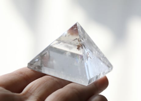 【青天井に夢が叶う/青天井に成功に導く技入り！】虹入り クリアクォーツ ピラミッド※イベントクーポン使用不可