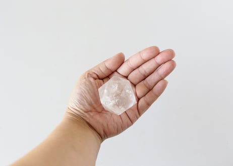 【瞑想のかたち】ブラジル産 虹入りクリアクォーツ イコサヒドロン