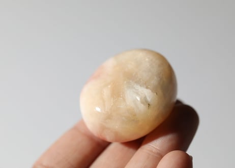 【光の方へ導く石】〈レア〉スティルバイト with ヒューランダイト 小さな握り石