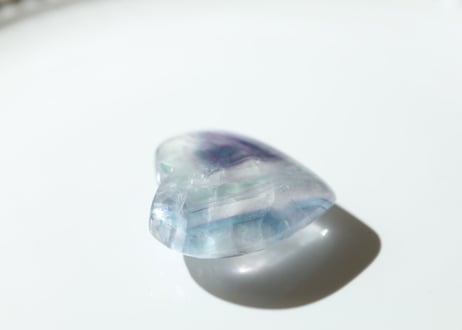 【永遠に広がる海】虹入り ブルーフローライト ハート